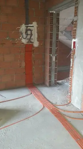 Passage des gaines ICTA encastrées depuis le tableau – électricité