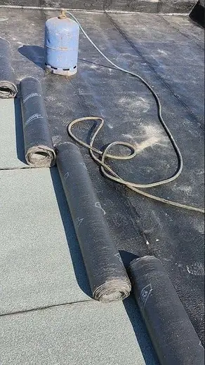 Préparation du support et des rouleaux de membrane bitumineuse – étanchéité