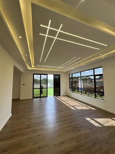 Plafond à décaissés et lignes LED encastrées – faux plafond
