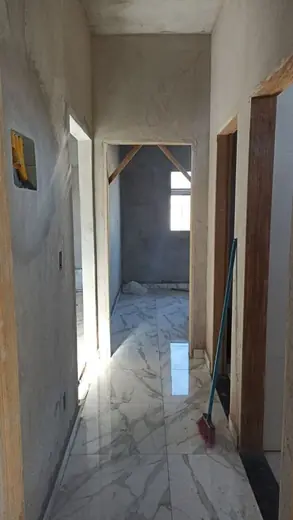 Résultat : couloir et sol en grand format effet marbre – rénovation salle de bain