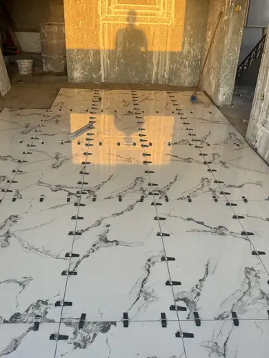 Pose du sol avec système de nivellement – rénovation salle de bain