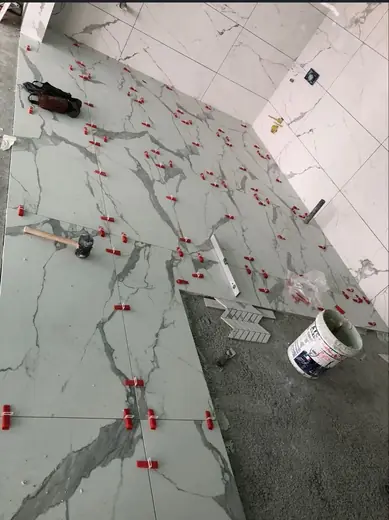 Calepinage du grand format effet marbre – rénovation salle de bain